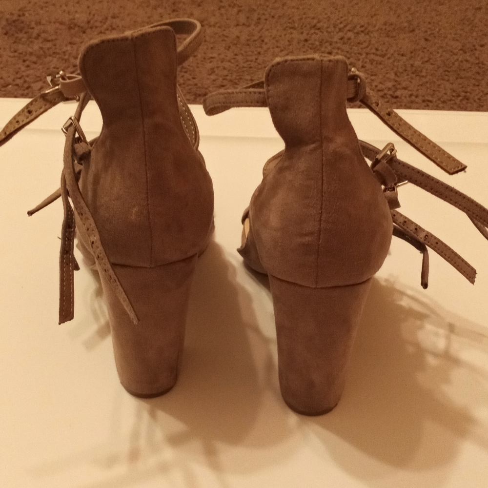High heels - Picture 4 of 4